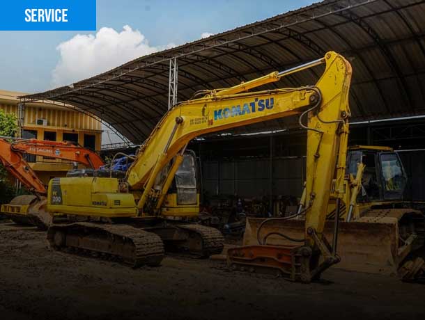 Excavator PC200 Breaker dilengkapi dengan breaker untuk pekerjaan penghancuran material keras seperti beton dan batu besar.