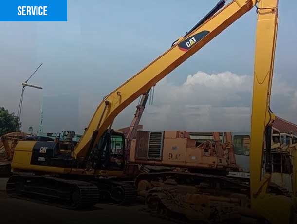 Excavator PC200 Super Long memiliki lengan yang lebih panjang untuk jangkauan kerja yang lebih luas dan tinggi.