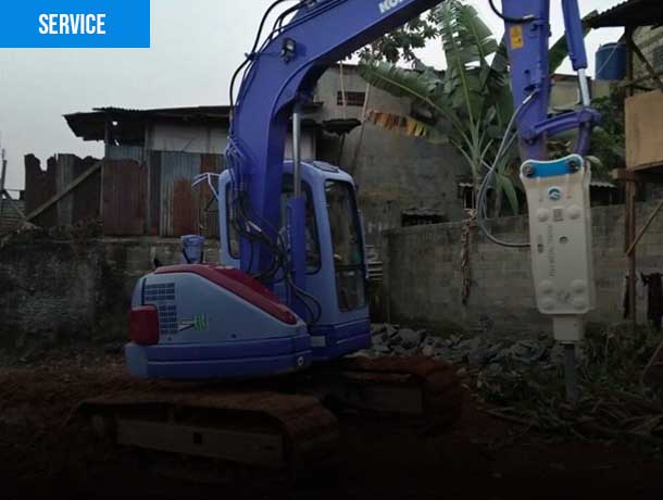 Excavator PC75/78 Breaker dilengkapi dengan breaker yang kuat untuk pekerjaan pemecahan batu dan beton.